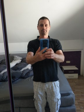 <span>Ronny, 43</span> <span style='width: 25px; height: 16px; float: right; background-image: url(/bitmaps/flags_small/DE.PNG)'> </span><span style='float: right;margin-right: 20px;'><i class='fa fa-heart'></i> 13</span><br><span>Schongau, Germany</span> <input type='button' class='joinbtn' style='float: right' value='JOIN NOW' />