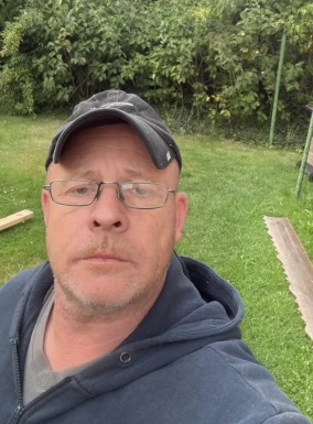 <span>Chris, 57</span>&nbsp;<span style='width: 25px; height: 16px; float: right; background-image: url(/bitmaps/flags_small/DE.PNG)'>&nbsp;</span><br><span>Hanover, Germania</span>&nbsp;<input type='button' class='joinbtn' style='float: right' value='JOIN NOW' />