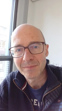 <span>Frank, 56</span>&nbsp;<span style='width: 25px; height: 16px; float: right; background-image: url(/bitmaps/flags_small/DE.PNG)'>&nbsp;</span><br><span>Freiburg, Alemanha</span>&nbsp;<input type='button' class='joinbtn' style='float: right' value='JOIN NOW' />