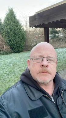 <span>Chris, 57</span>&nbsp;<span style='width: 25px; height: 16px; float: right; background-image: url(/bitmaps/flags_small/DE.PNG)'>&nbsp;</span><br><span>Frankfurt a, Alemanha</span>&nbsp;<input type='button' class='joinbtn' style='float: right' value='JOIN NOW' />