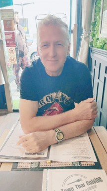<span>Shaun, 65</span> <span style='width: 25px; height: 16px; float: right; background-image: url(/bitmaps/flags_small/UK.PNG)'> </span><br><span>Gloucester, 英国</span> <input type='button' class='joinbtn' style='float: right' value='JOIN NOW' />