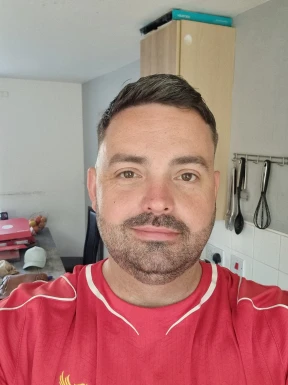 <span>Terry, 44</span> <span style='width: 25px; height: 16px; float: right; background-image: url(/bitmaps/flags_small/UK.PNG)'> </span><br><span>Reading, イギリス</span> <input type='button' class='joinbtn' style='float: right' value='JOIN NOW' />