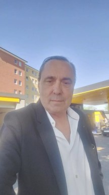 <span>Peter , 56</span> <span style='width: 25px; height: 16px; float: right; background-image: url(/bitmaps/flags_small/DE.PNG)'> </span><br><span>Platz, Deutschland</span> <input type='button' class='joinbtn' style='float: right' value='JOIN NOW' />