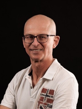 <span>Peter, 51</span> <span style='width: 25px; height: 16px; float: right; background-image: url(/bitmaps/flags_small/DE.PNG)'> </span><span style='float: right;margin-right: 20px;'><i class='fa fa-heart'></i> 6</span><br><span>Hamburg, Germany</span> <input type='button' class='joinbtn' style='float: right' value='JOIN NOW' />